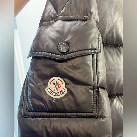 Moncler puffer jacket with a detachable hood - Picture 2 of 6